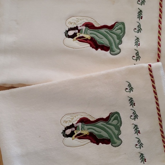 Angel Bath Towels and Soap Dispenser - Picture 6 of 10